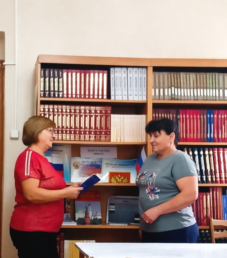 Книжная выставка-обзор «Флагу России — виват!» в Чуманкасинской сельской библиотеке