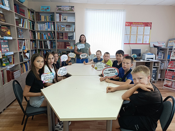 Познавательно-развлекательная программа «В кругу друзей: игры народов России» в Шатьмапосинской сельской библиотеке