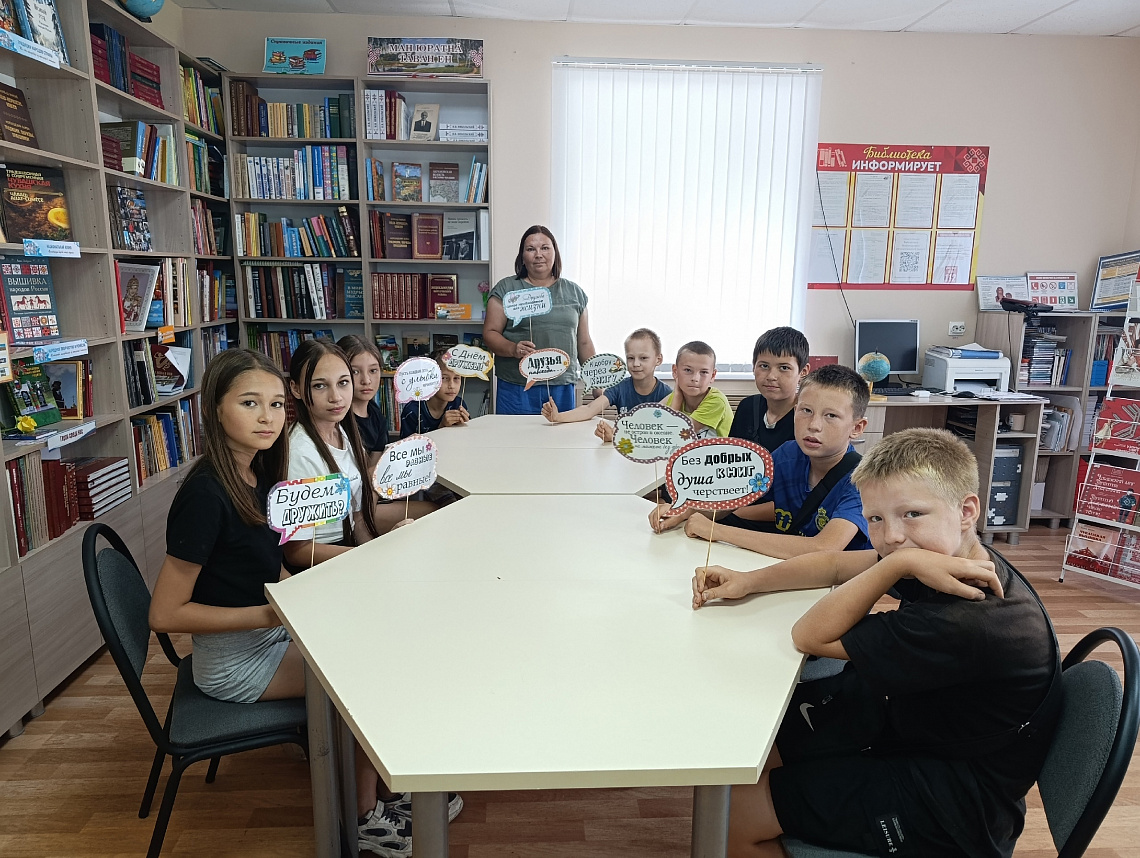 Познавательно-развлекательная программа «В кругу друзей: игры народов России» в Шатьмапосинской сельской библиотеке