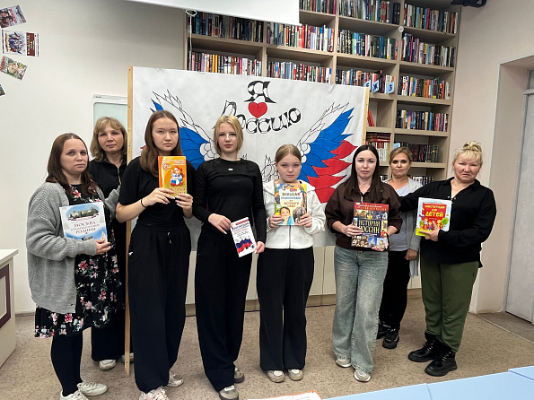 В Большесундырской библиотеке прошёл час истории «Овеянный славой Российский флаг»