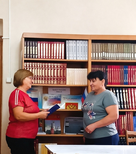 Книжная выставка-обзор «Флагу России — виват!» в Чуманкасинской сельской библиотеке