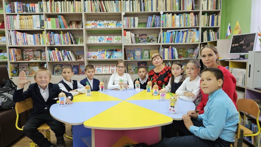 В Адабайском клубе совместно с библиотекой провели час творчества «Луковая фантазия»