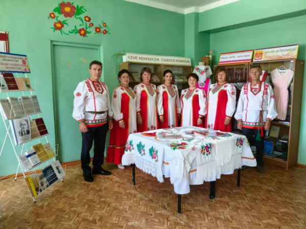 В Сосновской сельской библиотеке в рамках проекта «Арча: хранитель семейных ценностей» прошел краеведческий час «Ларец истории»