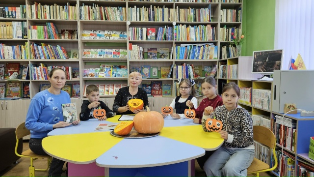 Познавательно-творческий час «Королева тыква» в Адабайской библиотеке