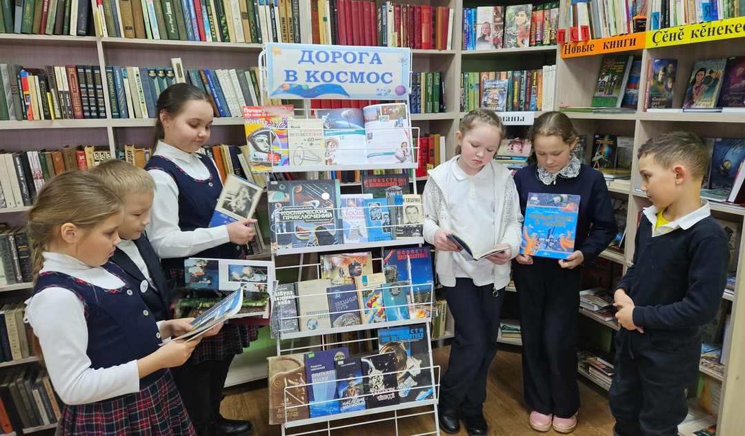 Книжная выставка "Дорога в космос" в Адабайской сельской библиотеке