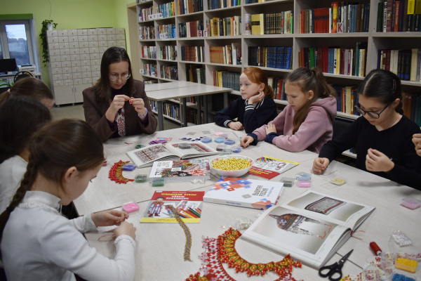 Мастер-класс «Чувашские узоры в бисере» в рамках работы арт-студии «Золотые ручки» ко Дню чувашской вышивки