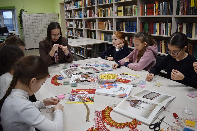 Мастер-класс «Чувашские узоры в бисере» в рамках работы арт-студии «Золотые ручки» ко Дню чувашской вышивки