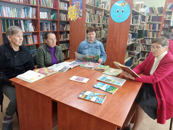 "Пришли Спасы, готовим запасы" в Тиушской сельской библиотеке