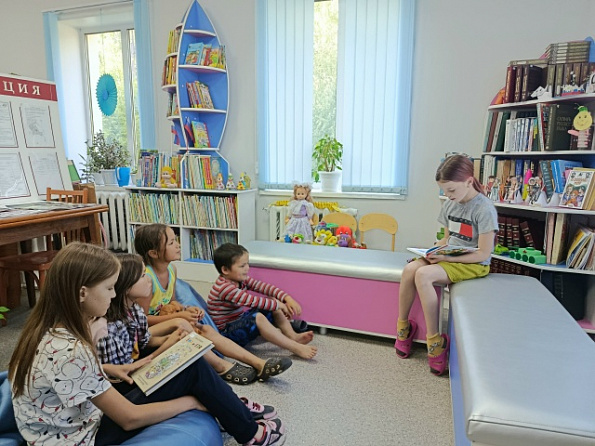 Фотоакция "Замечен за чтением!" в Тойгильдинской сельской библиотеке